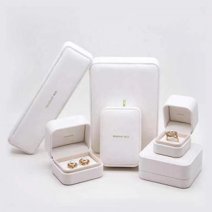 สร้อยคอสร้อยคอหนังหรูหราที่กำหนดเอง